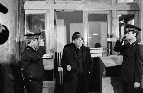 El 25 de diciembre de 1991, Mijaíl Gorbachov anunció su renuncia como presidente de la URSS y firmó un decreto por el que traspasaba el control de armas nucleares estratégicas al presidente de Rusia, Borís Yeltsin. Aquella drástica decisión fue el resultado de una serie de procesos políticos y económicos que se habían estado desarrollando en el territorio de la antigua URSS desde mediados de 1980.En la foto: Mijaíl Gorbachov en su fundación el día después de su renuncia. - Sputnik Mundo
