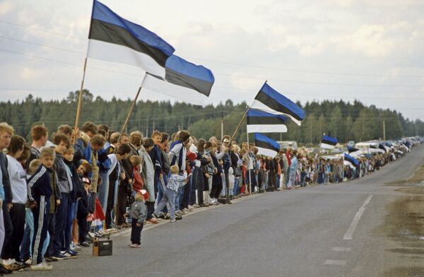 Las contradicciones entre Moscú y las repúblicas soviéticas se hicieron cada vez más graves, por lo que en 1990, estas declararon su independencia de la URSS. Y para frenar el colapso del país, en los años 1990 y 1991 un grupo de trabajo elaboró un plan para reformarlo.En la foto: los partidarios de la independencia de Estonia forman una cadena humana durante una manifestación celebrada con motivo del 50 aniversario de la firma del pacto Mólotov-Ribbentrop, a las afueras de Tallin, el 23 de agosto de 1989. La protesta, en la cual dos millones de personas de Estonia, Letonia y Lituania formaron una cadena humana de 600 kilómetros, pasó a la historia como la Cadena Báltica. - Sputnik Mundo