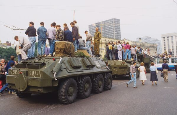 La firma del acuerdo, programada para el 20 de agosto de 1991, no se celebró debido a un intento de golpe de Estado realizado por el ala conservadora del Gobierno de la URSS del 19 al 21 de agosto de 1991, un acto que dio inicio a la destrucción de los restos del Estado soviético.En la foto: el Golpe de Agosto en Moscú. La firma del acuerdo, programada para el 20 de agosto de 1991, no se celebró debido a un intento de golpe de Estado realizado por el ala conservadora del Gobierno de la URSS del 19 al 21 de agosto de 1991, un acto que dio inicio a la destrucción de los restos del Estado soviético.En la foto: el Golpe de Agosto en Moscú. - Sputnik Mundo