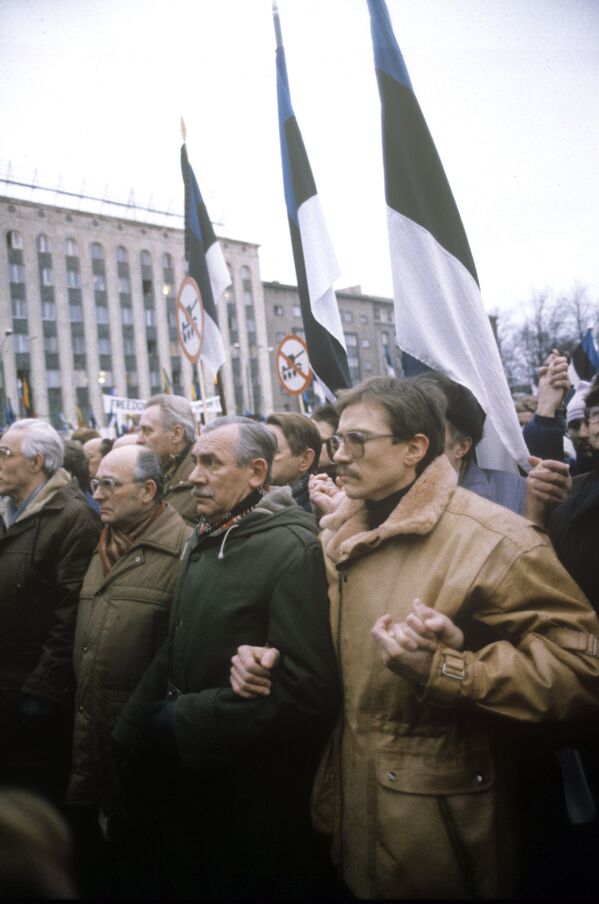 Los partidarios de la independencia de Estonia en la plaza de la Libertad, en Tallin, el 14 de enero de 1991. - Sputnik Mundo