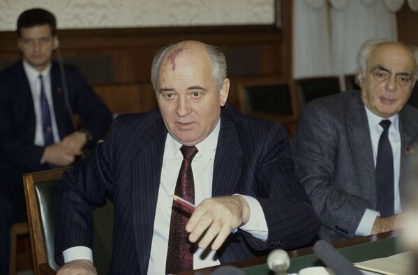 Mijaíl Gorbachov calificó sus acciones de &quot;anticonstitucionales&quot;. Por su parte, los firmantes del Acuerdo de Belavezha rechazaron las acusaciones.En la foto: el presidente de la URSS, Mijaíl Gorbachov, durante una rueda de prensa en el Kremlin, el 12 de diciembre de 1991. - Sputnik Mundo
