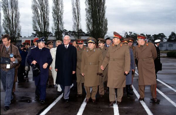 Luego de la transmisión en vivo, Mijaíl Gorbachov ofreció una corta entrevista y regresó a su despacho en el Kremlin para entregar a Yeltsin el botón rojo. Sin embargo, el presidente de Rusia se negó a acudir a su despacho, por lo que Gorbachov no tuvo otra opción más que traspasarle el maletín nuclear en un pasillo del Kremlin, con el ministro de Defensa de la URSS, Evgueni Sháposhnikov, como intermediario.En la foto: el ministro de Defensa de la URSS, Evgueni Sháposhnikov (centro) junto a su homólogo alemán, Gerhard Schtoltenberg (segundo por la izquierda) durante su visita a la guarnición soviética en Mahlwinkel, Alemania, el 1 de noviembre de 1991. Luego de la transmisión en vivo, Mijaíl Gorbachov ofreció una corta entrevista y regresó a su despacho en el Kremlin para entregar a Yeltsin el botón rojo. Sin embargo, el presidente de Rusia se negó a acudir a su despacho, por lo que Gorbachov no tuvo otra opción más que traspasarle el maletín nuclear en un pasillo del Kremlin, con el ministro de Defensa de la URSS, Evgueni Sháposhnikov, como intermediario.En la foto: el ministro de Defensa de la URSS, Evgueni Sháposhnikov (centro) junto a su homólogo alemán, Gerhard Schtoltenberg (segundo por la izquierda) durante su visita a la guarnición soviética en Mahlwinkel, Alemania, el 1 de noviembre de 1991. - Sputnik Mundo