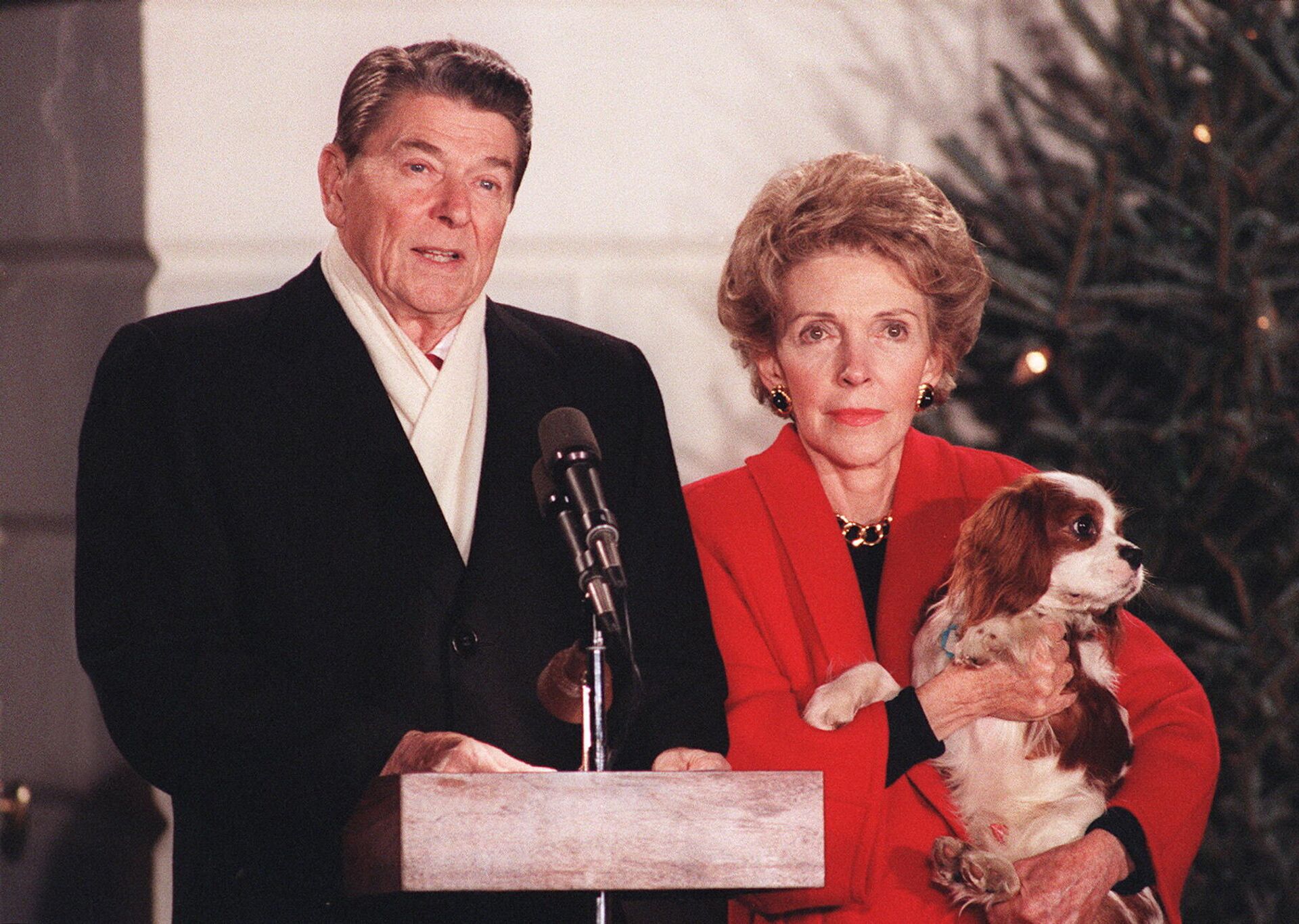 Ronald Reagan, expresidente de EEUU, con su mujer, Nancy, y su perro Rex en 1985 - Sputnik Mundo, 1920, 24.12.2021