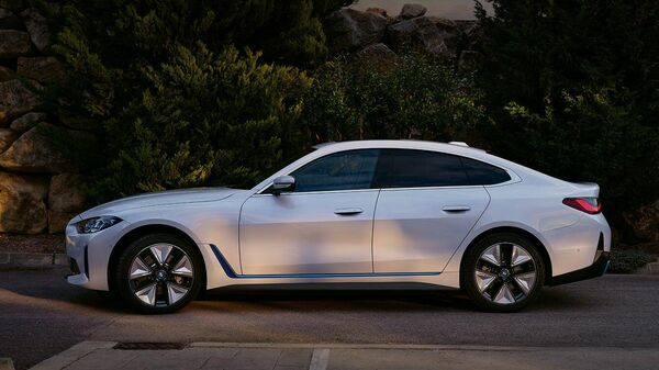 BMW i4, la gran apuesta del fabricante alemán en autos eléctricos.  - Sputnik Mundo