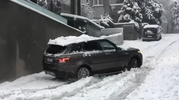 El icónico rey de la montaña Range Rover es derrotado por una colina nevada - Sputnik Mundo
