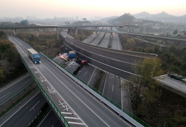 Una vista aérea de los vehículos que cayeron al colapsar un paso elevado en la provincia china de Hubei. - Sputnik Mundo