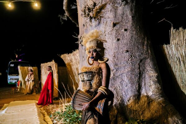Una modelo durante la Semana de la Moda de Dakar, celebrada en el bosque de baobabs de Nguekhokh, en Senegal. - Sputnik Mundo