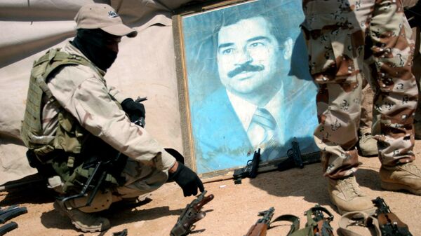 Militares iraquíes con un retrato del expresidente Sadam Husein (archivo) - Sputnik Mundo