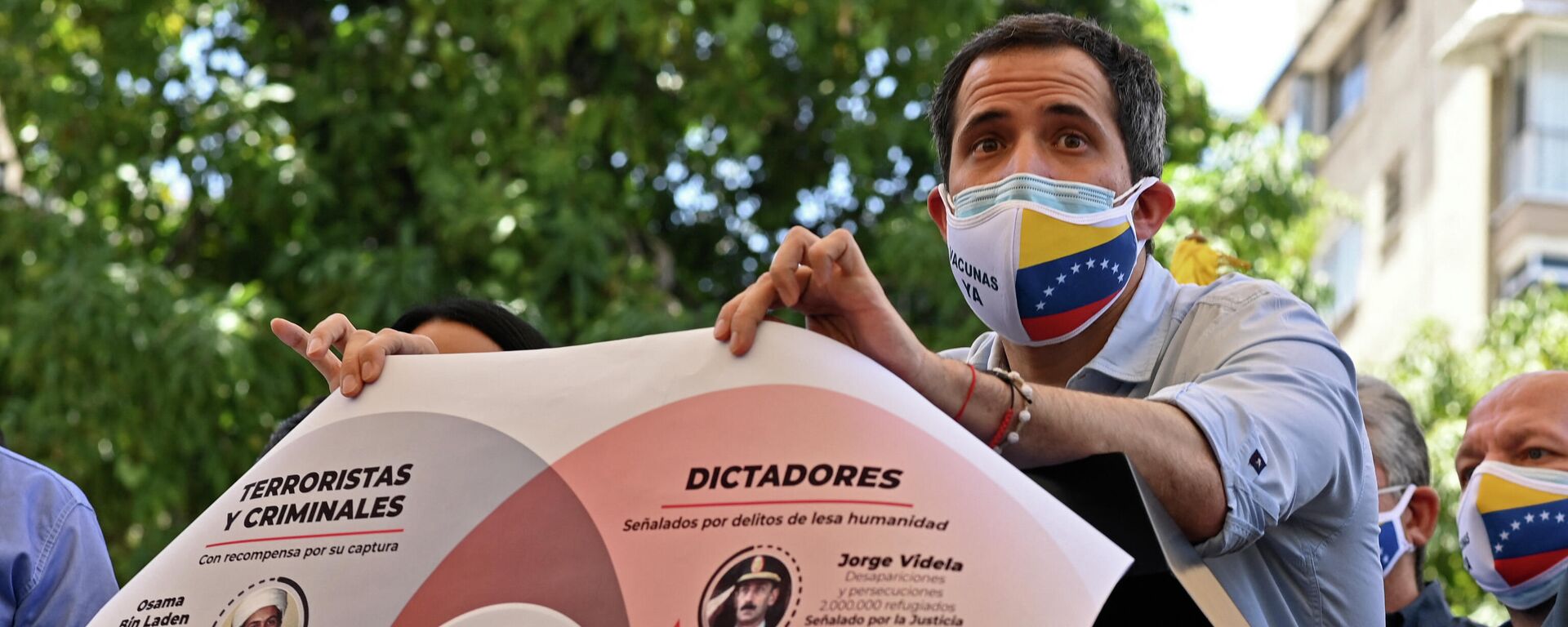 Opositor Juan Guaidó con el cartel con la cara del presidente venezolano Nicolas Maduro - Sputnik Mundo, 1920, 30.12.2021