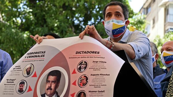 Opositor Juan Guaidó con el cartel con la cara del presidente venezolano Nicolas Maduro - Sputnik Mundo