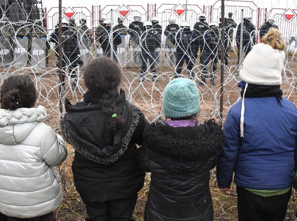 El 8 de noviembre, Polonia trasladó unidades antiterroristas a la frontera con Bielorrusia luego de que cientos de migrantes irregulares intentaran entrar ilegalmente al país europeo. Bruselas acusa al presidente de Bielorrusia, Alexandr Lukashenko, de utilizar a los refugiados como arma para un ataque híbrido que busca desestabilizar la UE. - Sputnik Mundo