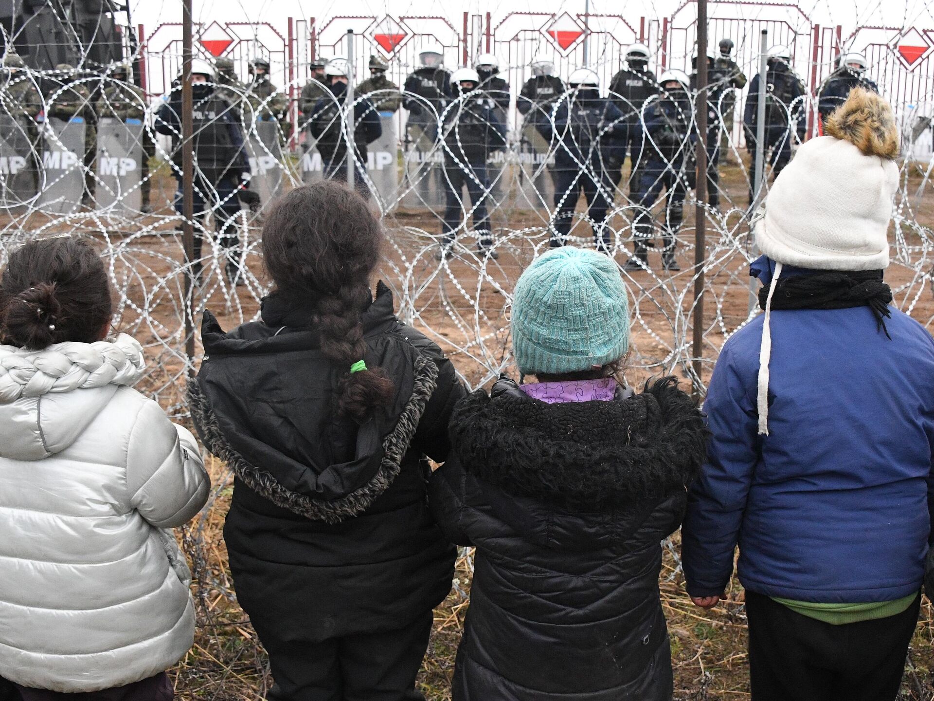 Нападение на границу. Беженцы на границе. Мигранты на польской границе. Польская граница с Белоруссией мигранты.