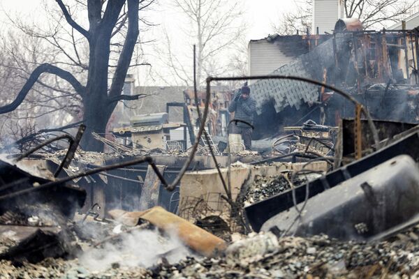 Casas destruidas debido a un incendio forestal en Colorado, EEUU, el 31 de diciembre de 2021 - Sputnik Mundo