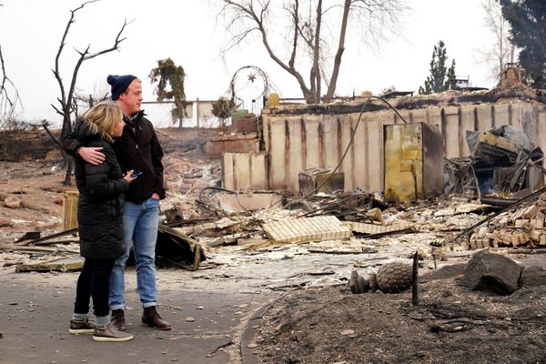 Una pareja cerca de su casa destruida debido a un incendio forestal en Colorado, EEUU, el 31 de diciembre de 2021 - Sputnik Mundo