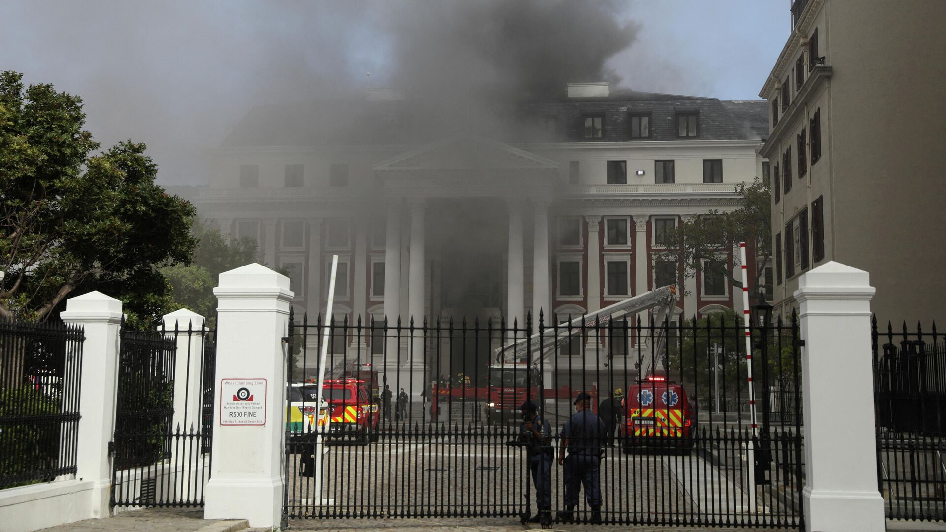 Los bomberos combaten el incendio ocurrido en el Parlamento de Sudáfrica, el 2 de enero de 2022 - Sputnik Mundo, 1920, 02.01.2022