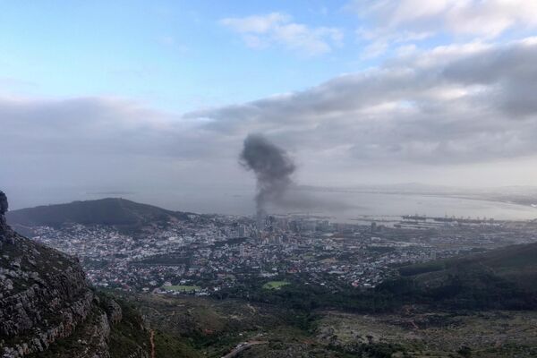 Un humo negro producido por un incendio en el Parlamento de Sudáfrica, el 2 de enero de 2022 - Sputnik Mundo
