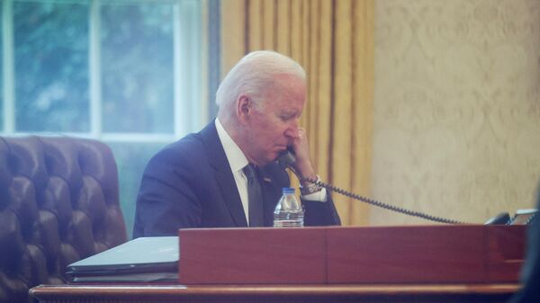 Joe Biden, presidente de Estados Unidos, en una conversación telefónica (archivo) - Sputnik Mundo