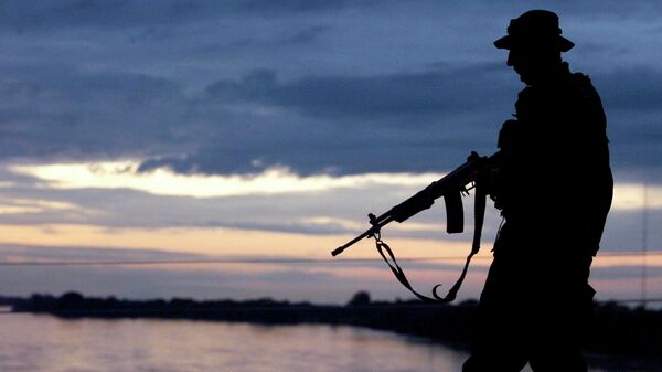 Un soldado en la orilla del río Arauca, en Colombia - Sputnik Mundo