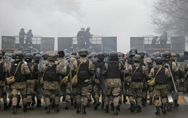 Ante la crecida de los disturbios y protestas, las autoridades extendieron el estado de emergencia para todo el país hasta el 19 de enero.En la foto: varios oficiales kazajos cerca de una barricada durante las protestas. - Sputnik Mundo