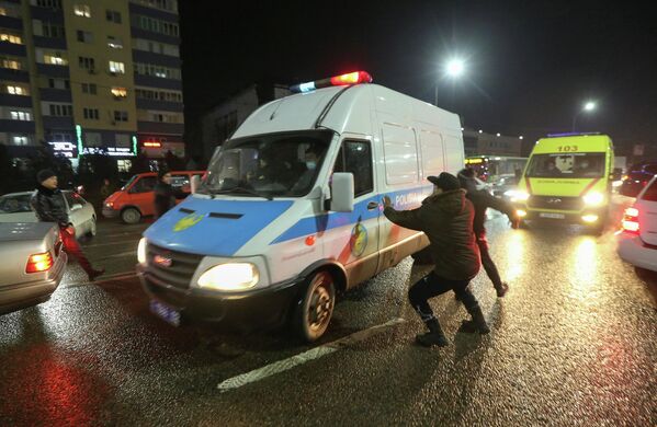 La ciudad kazaja de Almaty fue donde mayor cantidad de manifestantes se movilizaron enfrentándose a la policía, quienes a su vez buscaban dispersar las masivas protestas con granadas aturdidoras y gases lacrimógenos.En la foto: varios manifestantes atacan a un coche de la policía en Almaty. - Sputnik Mundo