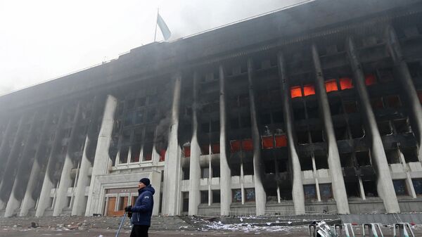 El Ayuntamiento de la ciudad kazaja de Almaty quemado por manifestantes - Sputnik Mundo