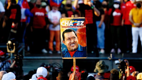 Pancarta con Hugo Chávez, expresidente de Venezuela (1999-2013) - Sputnik Mundo
