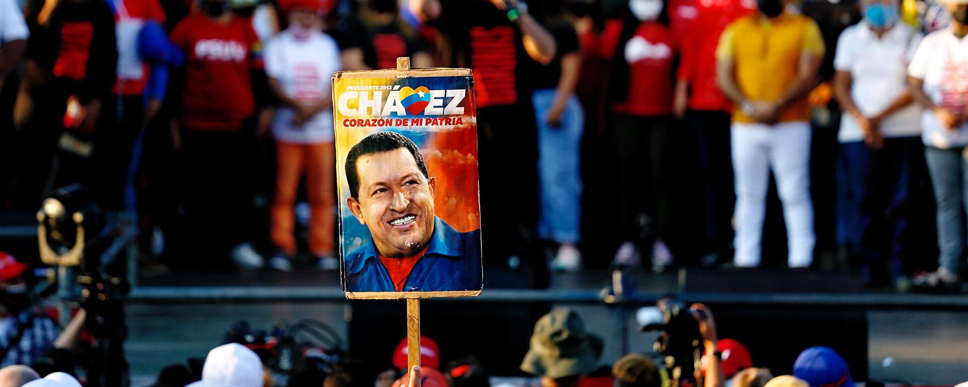 Pancarta con Hugo Chávez, expresidente de Venezuela (1999-2013) - Sputnik Mundo, 1920, 03.03.2023
