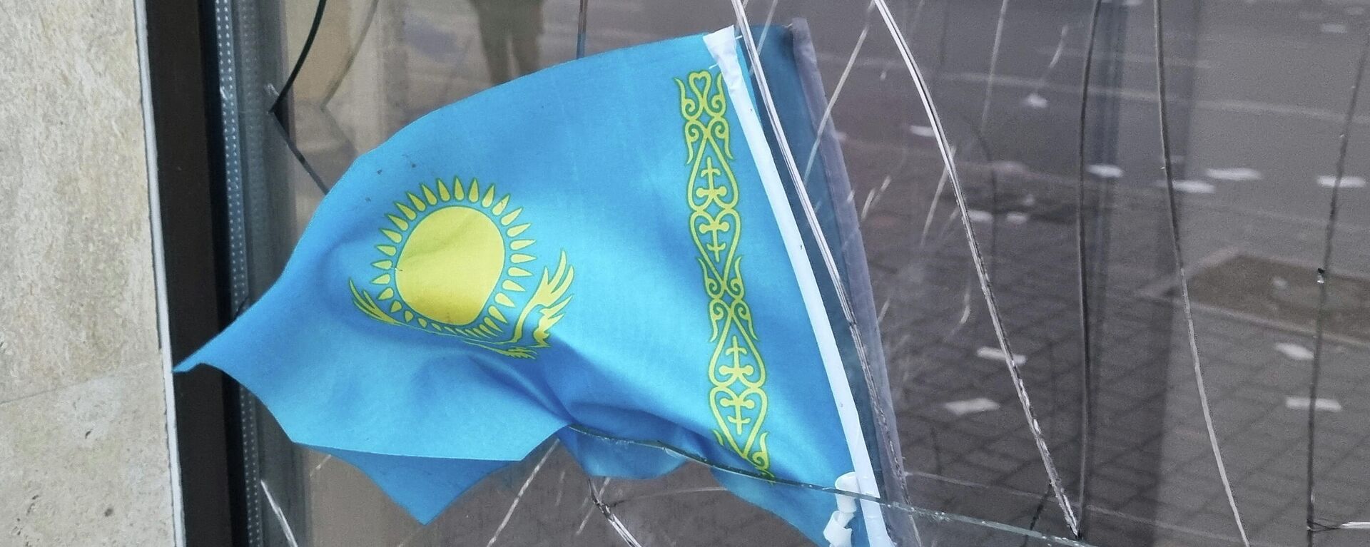 Bandera de Kazajistán en el escaparate roto de uno de los bancos de Almaty - Sputnik Mundo, 1920, 07.01.2022