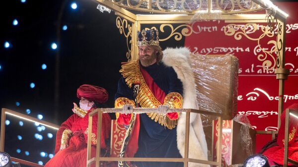 El Rey mago Gaspar en la cabalgata de Reyes 2022 de Madrid - Sputnik Mundo