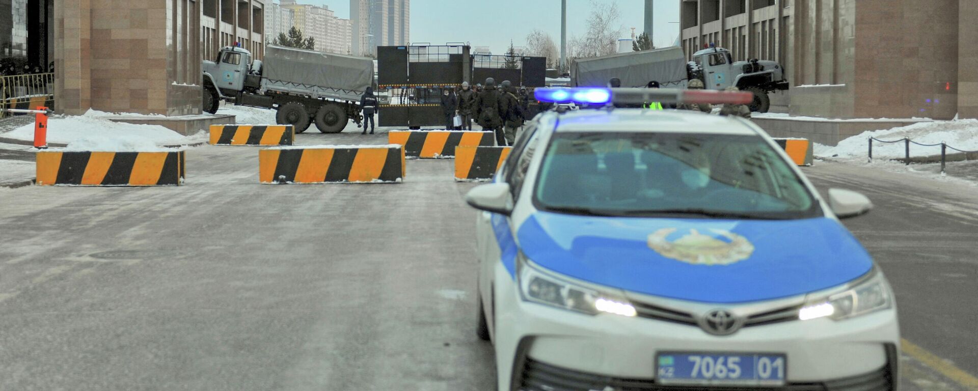Policías kazajos bloquean una calle en Nur-Sultan, Kazajistán, el 6 de enero de 2022 - Sputnik Mundo, 1920, 08.01.2022