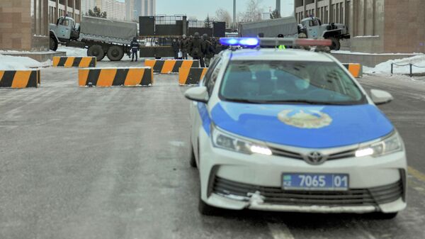 Policías kazajos bloquean una calle en Nur-Sultan, Kazajistán, el 6 de enero de 2022 - Sputnik Mundo