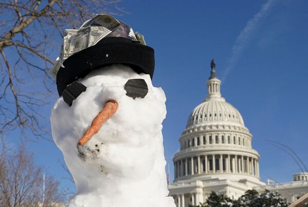 Un muñeco de nieve enfrente al Capitolio de EEUU, un día después de una nevada, el 4 de enero de 2022. - Sputnik Mundo