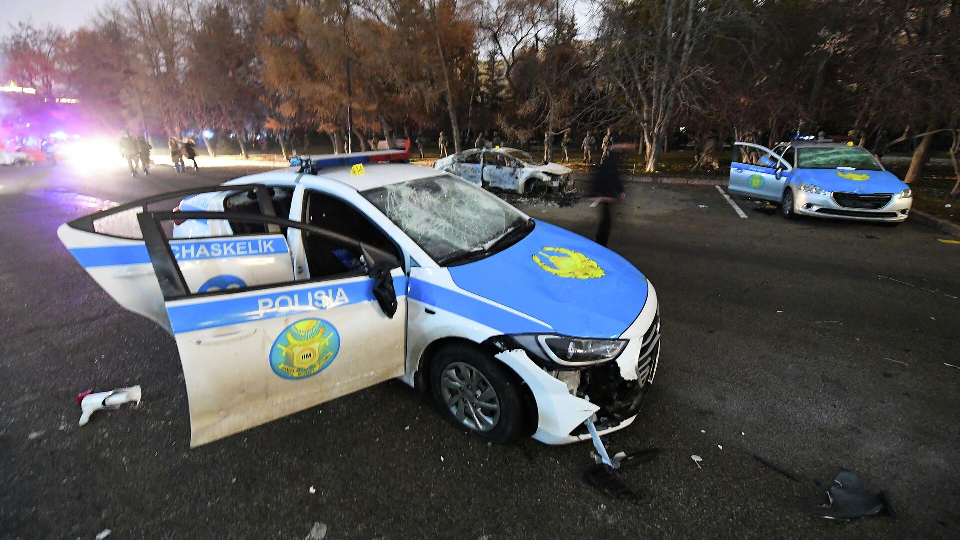 El coche de Policía dañado tras las protestas en Almaty, Kazajistán, el 5 de enero de 2022 - Sputnik Mundo, 1920, 09.01.2022