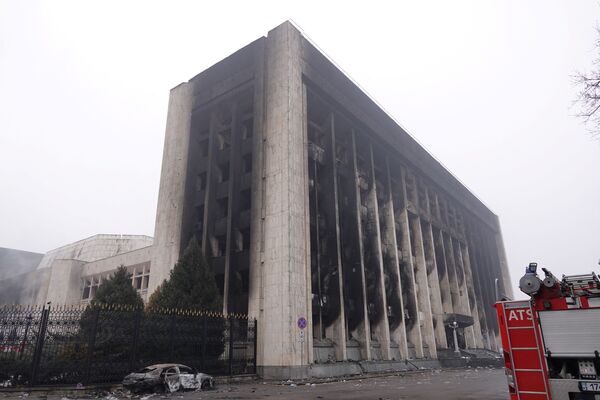 En la ciudad de Almaty, los rebeldes tomaron por la fuerza e incendiaron el edificio del Ayuntamiento. Solo en la noche del 6 de enero saquearon 120 tiendas, 180 restaurantes y alrededor de 100 oficinas. - Sputnik Mundo