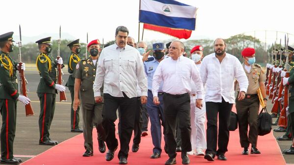 El presidente de Venezuela, Nicolás Maduro Moro, a su llegada al aeropuerto Internacional de Managua Augusto C. Sandino, a pocas horas del acto de juramentación del presidente Daniel Ortega, para el período 2022-2027 - Sputnik Mundo