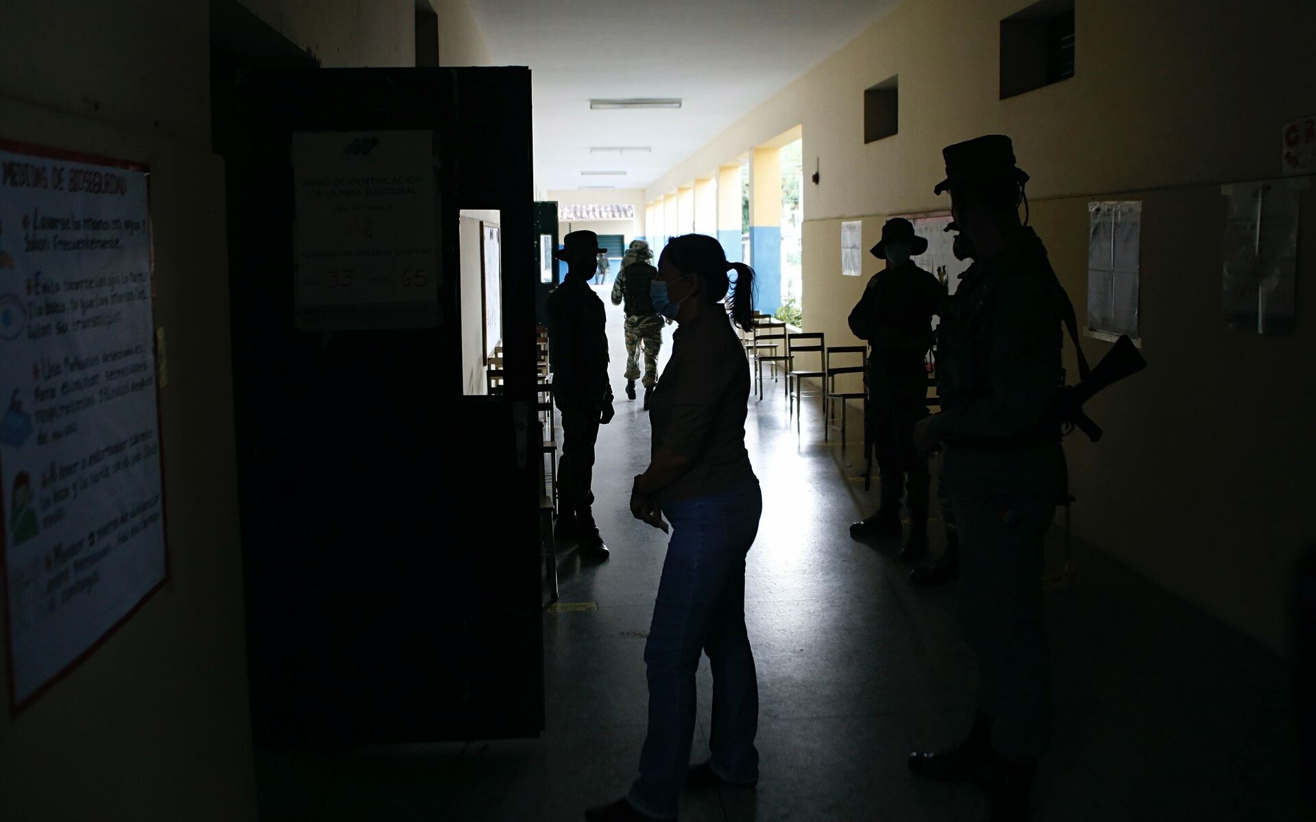 Mujer espera en un centro electoral de la ciudad de Barinas para ejercer su derecho al voto - Sputnik Mundo, 1920, 11.01.2022