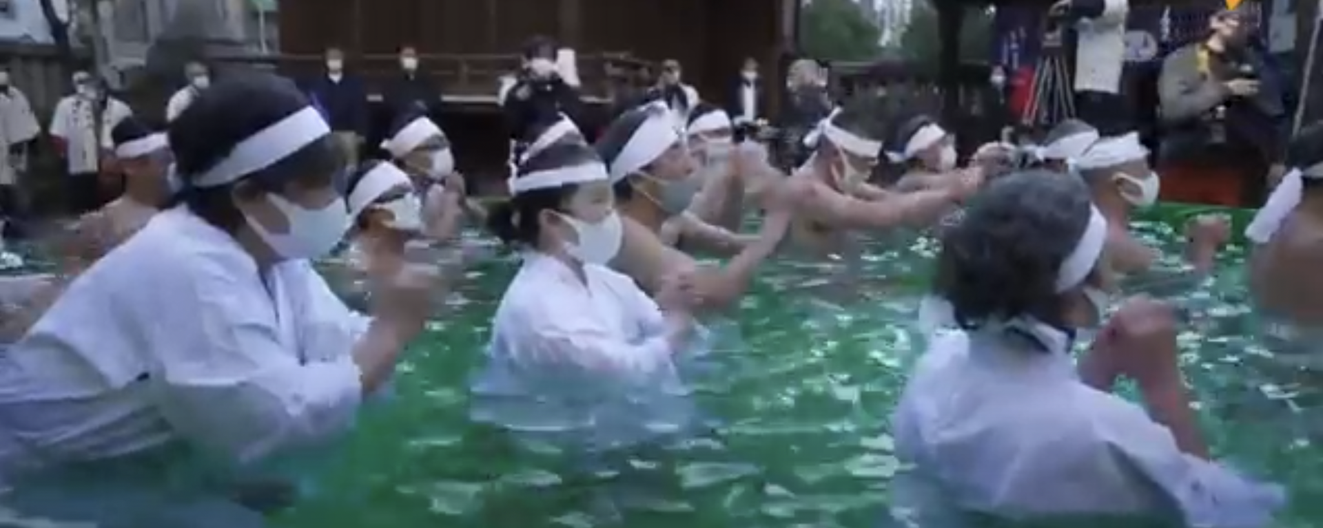 Los japoneses recurren al ritual del baño de hielo para que se acabe la pandemia - Sputnik Mundo, 1920, 11.01.2022