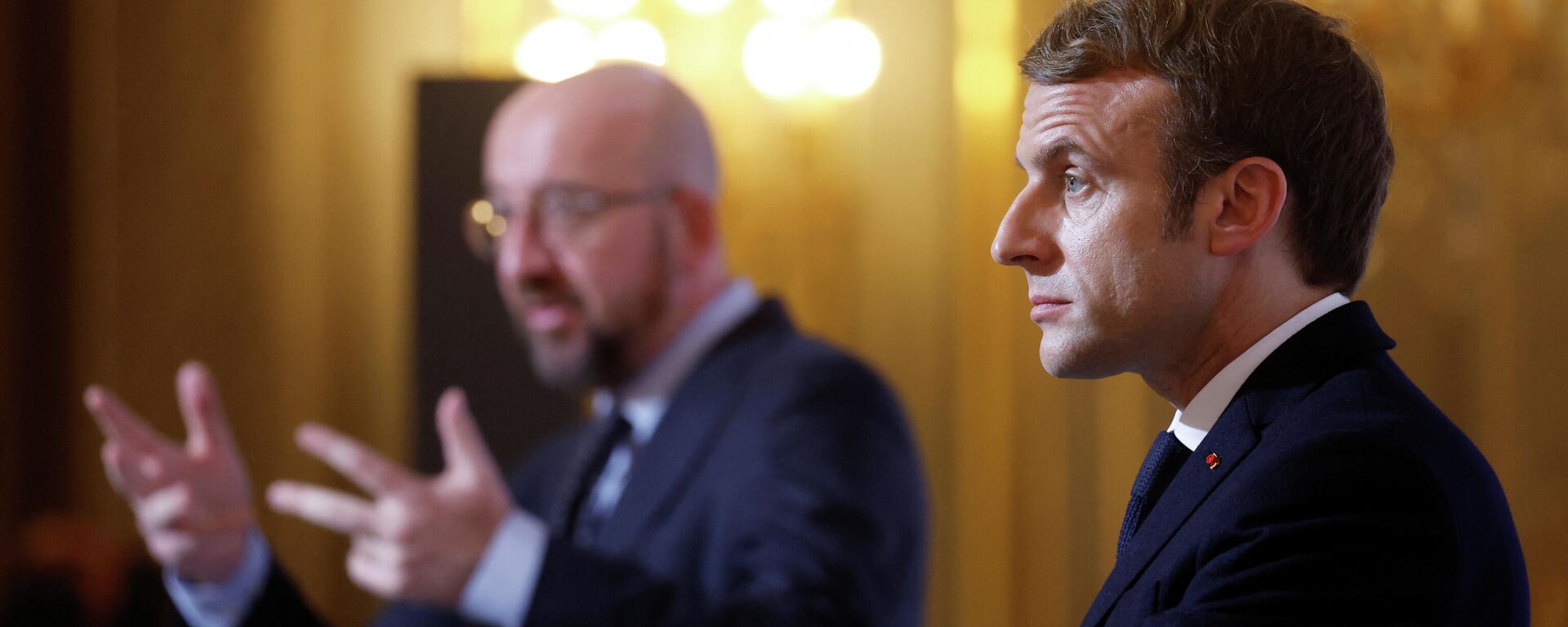 El presidente francés, Emmanuel Macron, al ofrecer rueda de prensa junto con el jefe del Consejo Europeo, Charles Michel - Sputnik Mundo, 1920, 11.01.2022