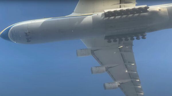 Aterrizaje del An-225 Mria en medio de una niebla espesa - Sputnik Mundo