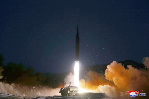 El 11 de enero, alrededor de las 7:27 a.m. (hora local), Corea del Norte lanzó otro misil hipersónico.En la foto: el lanzamiento del misil hipersónico desde la provincia norcoreana de Chagang. - Sputnik Mundo