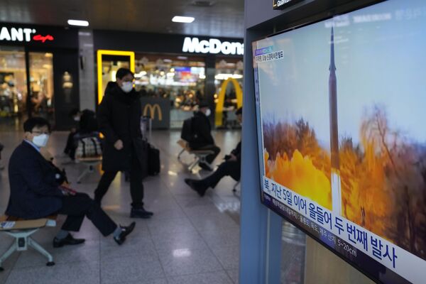 El misil cayó en el mar del Japón fuera de la zona económica exclusiva de Japón, según informó la agencia de noticias Kyodo citando a las autoridades japonesas.En la foto: la transmisión del lanzamiento del misil hipersónico norcoreano en una estación de tren en Seúl, Corea del Sur. - Sputnik Mundo