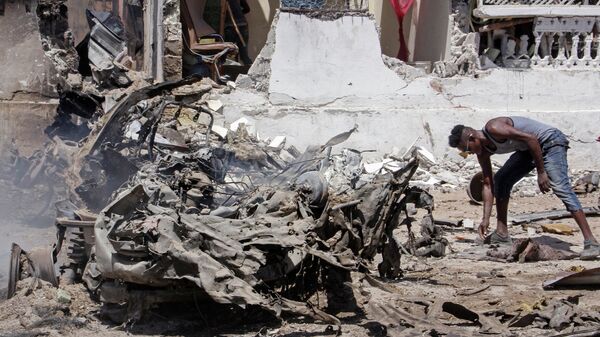 Un hombre busca entre los restos de una explosión en Somalia (archivo) - Sputnik Mundo