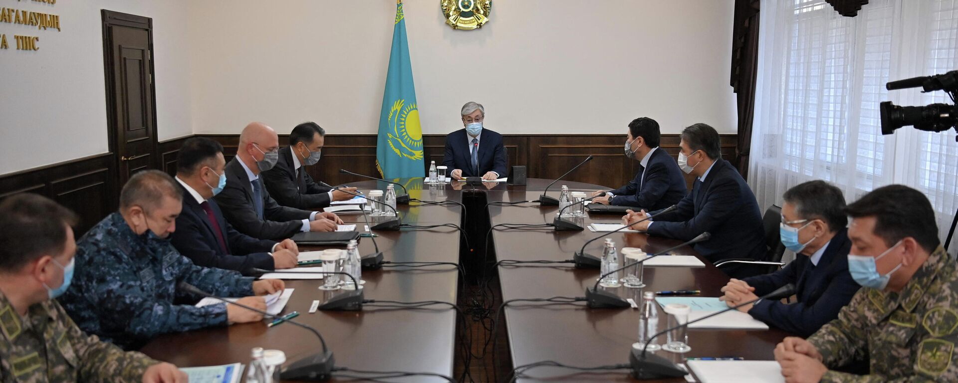 El presidente kazajo Kassym-Jomart Tokayev preside una reunión del centro de operaciones de emergencia tras las protestas masivas en Almaty, Kazajistán - Sputnik Mundo, 1920, 12.01.2022