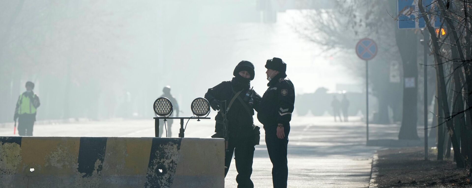 La policía bloquea la carretera para controlar el tráfico en Almaty, Kazajistán La policía bloquea la carretera para controlar el tráfico en Almaty, Kazajistán - Sputnik Mundo, 1920, 12.01.2022