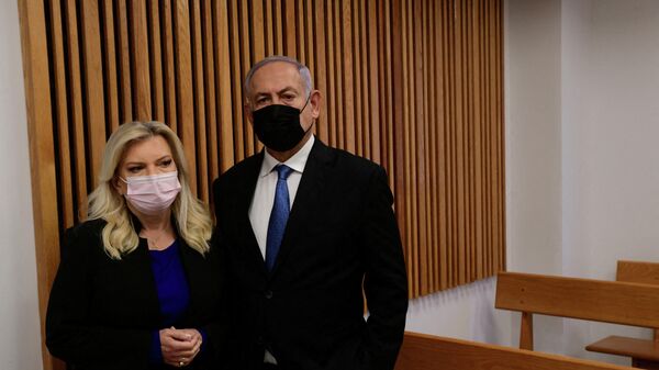 El ex primer ministro israelí Benjamín Netanyahu y su esposa Sara asisten a la audiencia preliminar de la demanda por difamación que presentaron contra el ex primer ministro israelí Ehud Olmert - Sputnik Mundo