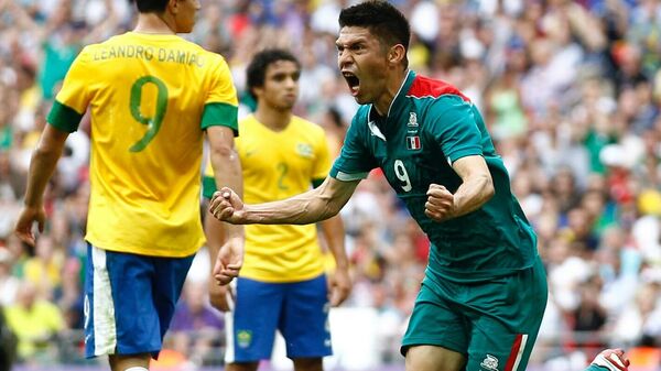 El delantero mexicano Oribe Peralta festeja un gol frente a Brasil - Sputnik Mundo