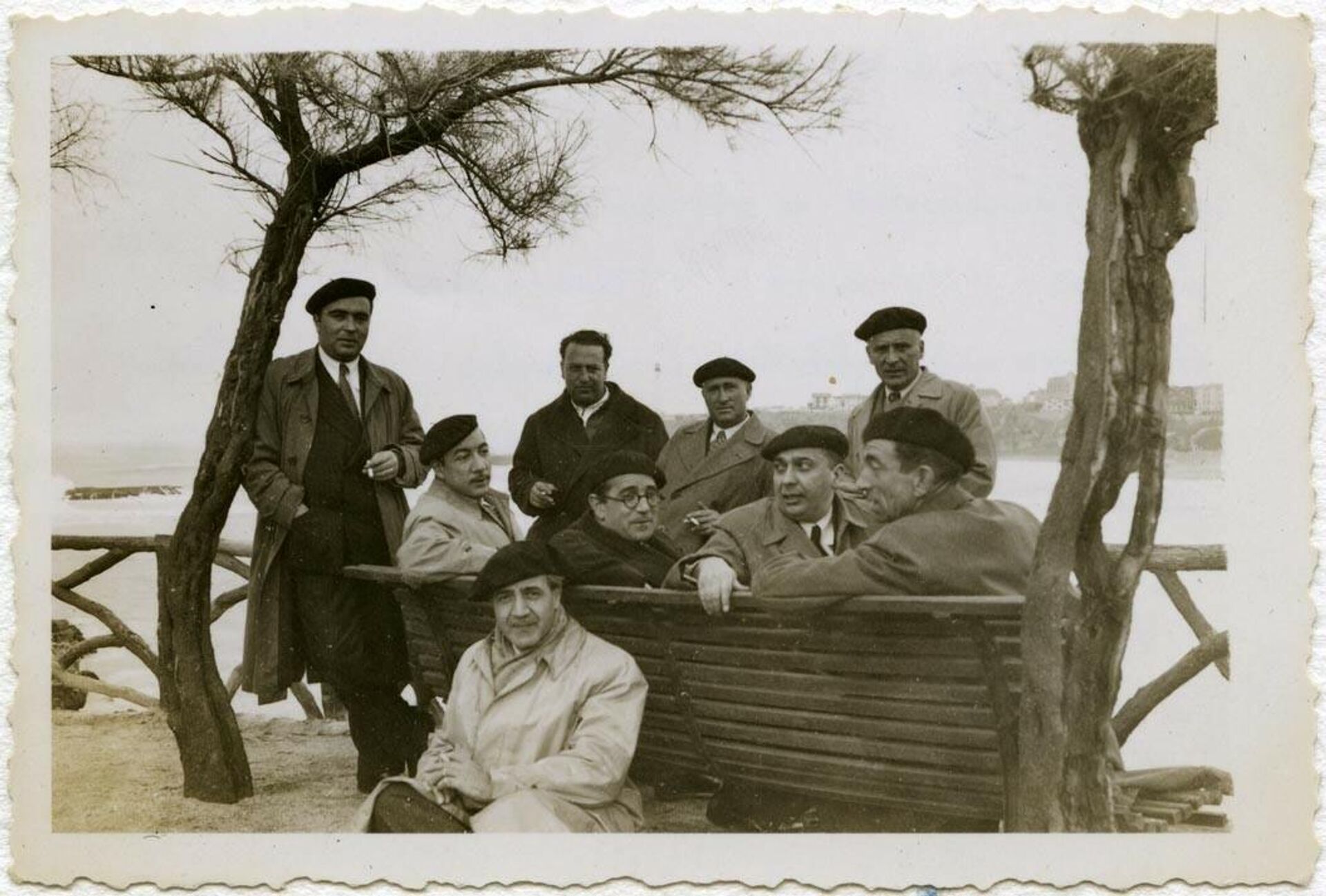 Enrique Cayuela y un grupo de exiliados en Biarritz (Francia) - Sputnik Mundo, 1920, 13.01.2022