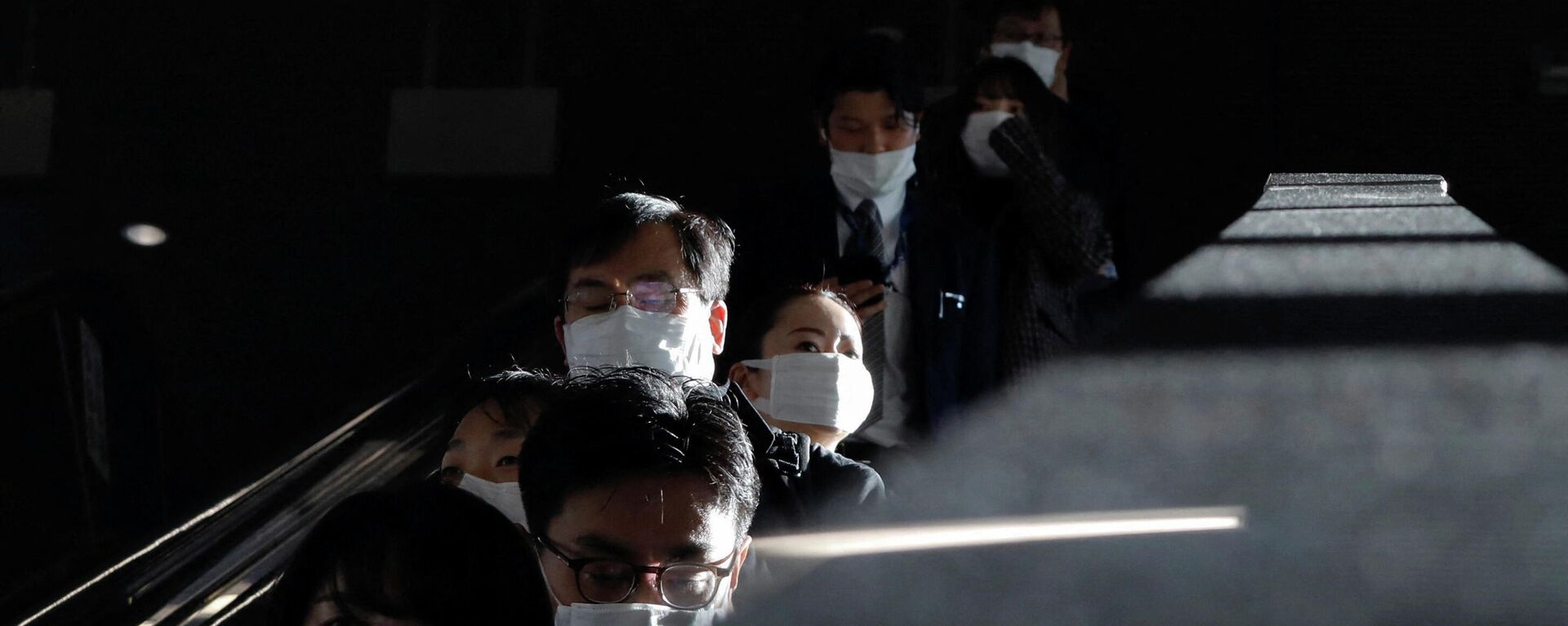Unas personas con mascarillas durante el brote de coronavirus en Japón - Sputnik Mundo, 1920, 13.01.2022