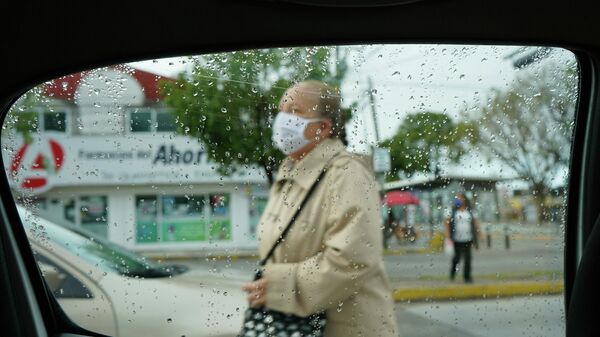 Una mujer con cubrebocas en el Estado de México - Sputnik Mundo