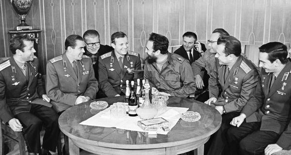 El pueblo soviético también trataba al comandante con sincera calidez y gran respeto.En la foto: Fidel Castro durante un encuentro con cosmonautas soviéticos en el Kremlin. Al centro a la izquierda, el primer cosmonauta del planeta, Yuri Gagarin. - Sputnik Mundo